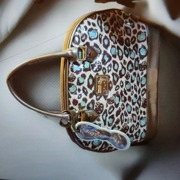 LOUNGEFLY HELLO KITTY BOWLER BAG - Picture 1 of 3